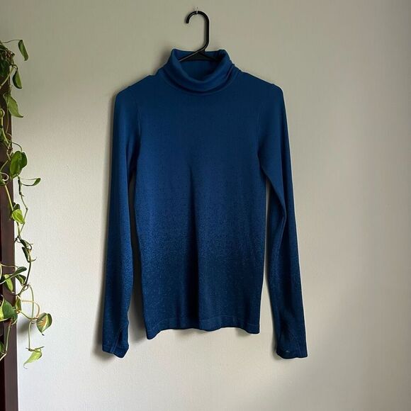 Athleta Flurry Base Layer Ombre Blue Turtleneck Thumbholes size Small - Picture 1 of 7